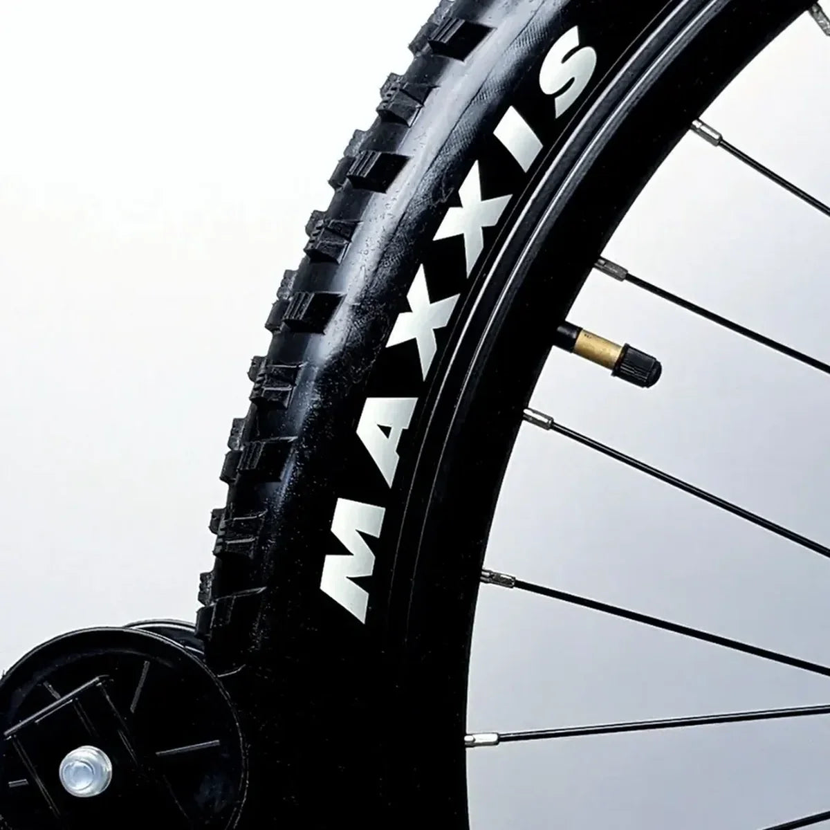 E-Movement Thor – Maxxis tyre tread close-up
